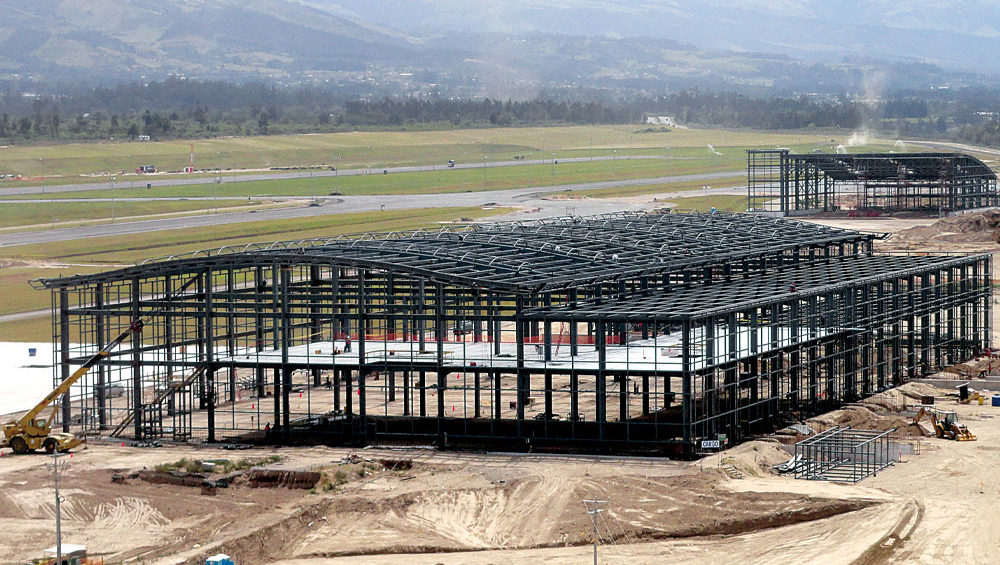 Estructura en acero tipo nave industrial techo a dos aguas, sistema aporticado